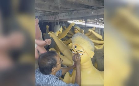 ৫০ হাজার থেকে ১ লাখ ৬০ সব দামেরই রয়েছে প্রতিমা, সাবেকি ঠাকুরই বিশেষত্ব এই শিল্পীর 
