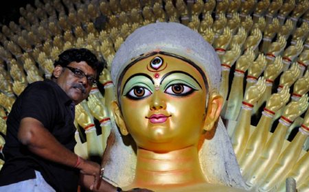 কলেজ শেষ করেই শুরু প্রতিমা তৈরির কাজ, ৩৫ বছর ধরে বাবা-ঠাকুরদার পরম্পরা বয়ে নিয়ে চলেছেন মিন্টু পাল