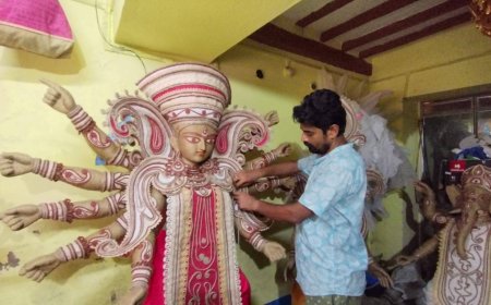 পাটের তৈরি দুর্গা মূর্তি, চমক লাগলেন মুর্শিদাবাদের শিল্পী রাজেশ 