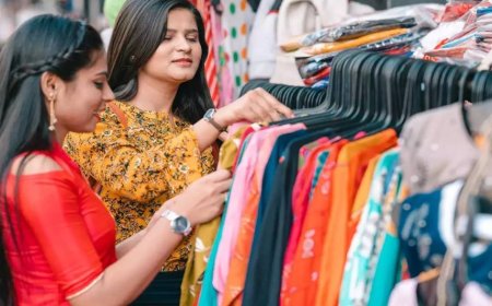 পুজোয় ওজন ঝরাতে না পেরে আক্ষেপ? পোশাকের কারসাজিতেই ঢাকতে পারবেন বাড়তি মেদ