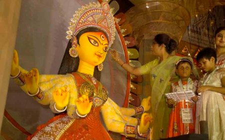 যাদের চোখে আজীবনের অন্ধকার তারাই দেখল দেবীর চোখে, উদাহরণ শহরের উৎসব 