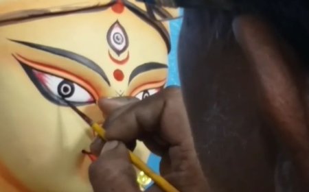 পুজোর সূচনা ১৮৯৬-এ, দায়িত্ব সামলেছিলেন বাল্য-বিধবা বিন্দুবাসিনী, একই  রীতিতে এখনও চলছে এই পুজো