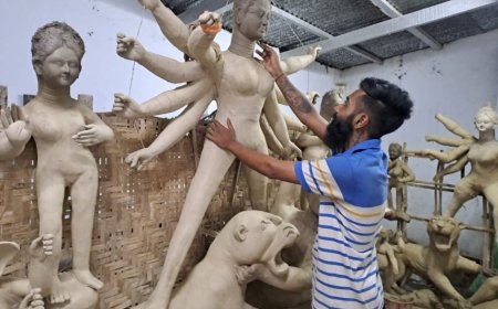 কোচবিহারের রাজশিল্পী ২৩ বছরের সৌভিক এক মনে গড়ছেন মদনমোহন বাড়ির ঠাকুর