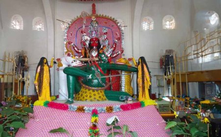 মহারাজা নরনারায়ণ ভূপ বাহাদুরের স্বপ্নে পাওয়া বড়দেবীর পুজো হয় আজও রাজাচার মেনেই, প্রথম মুখ দেখেন জেলাশাসক ও রাজ প্রতিনিধি 'দুয়ারবক্সি'