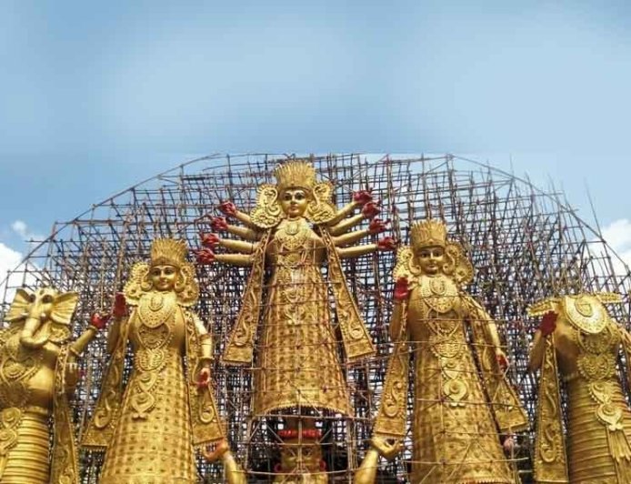 ৭৫ বছরে ১০০ ফুটের দুর্গা, মণ্ডপে থাকছে তিন প্রতিমা, জানেন কোথায়? 